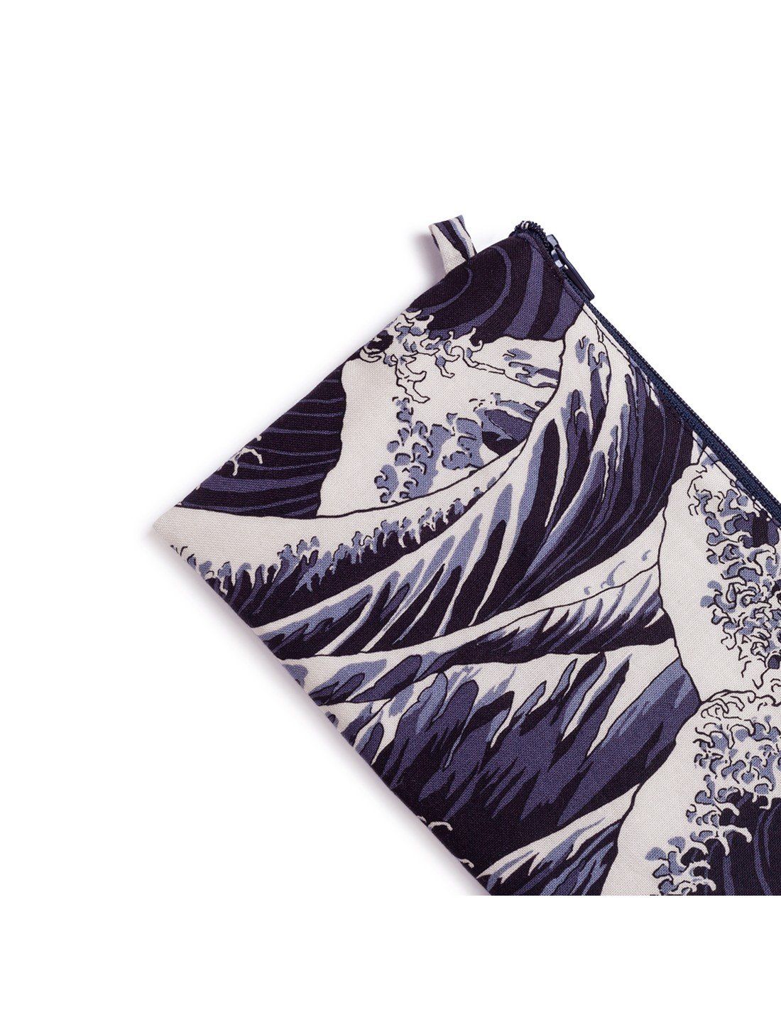 Un pezzo di stoffa con l'immagine di un'onda sopra