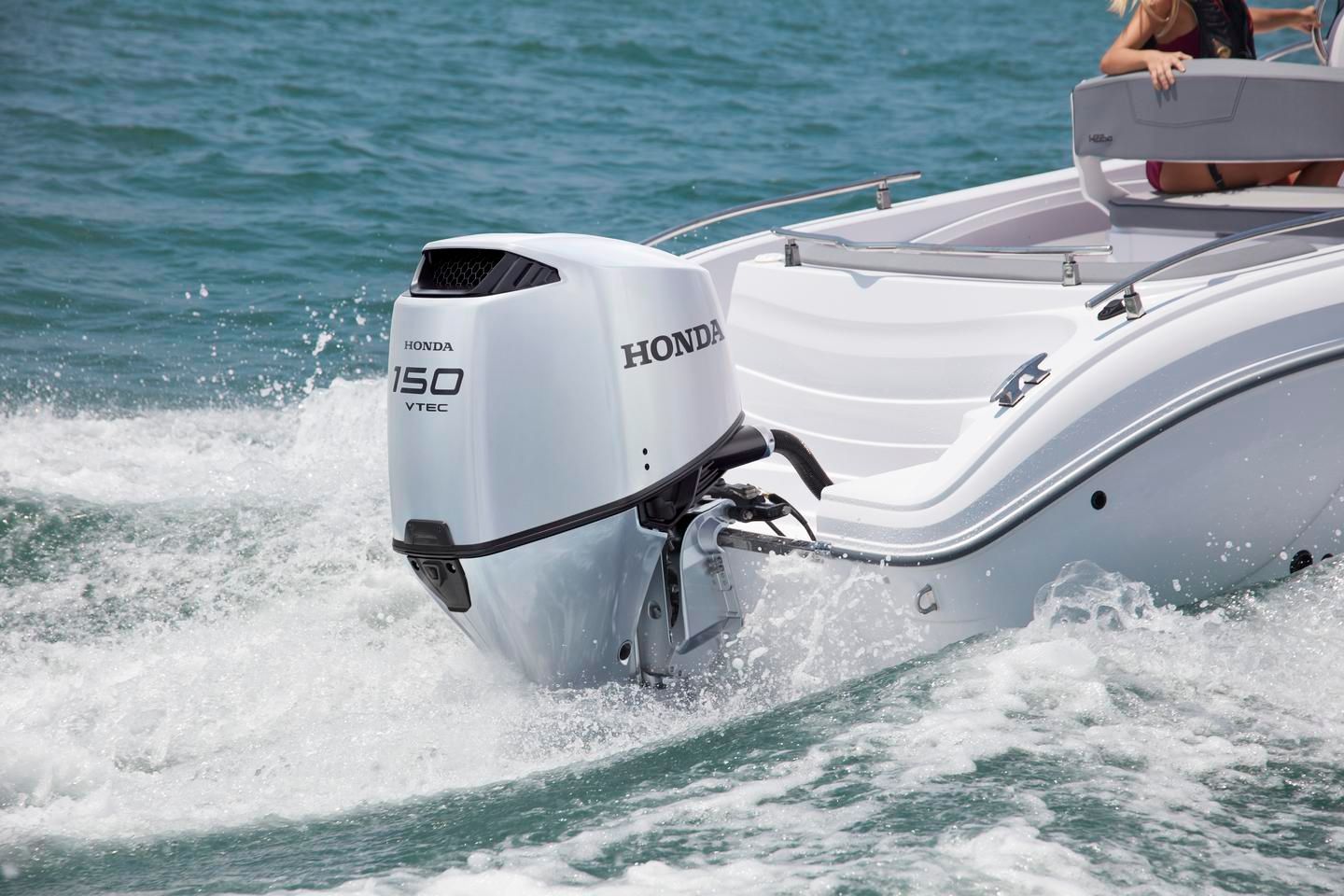 Honda 150 Outboard Motor on A White Boat, Creating Wake on The Water — HiTune Marine In Mossman, QLD 
