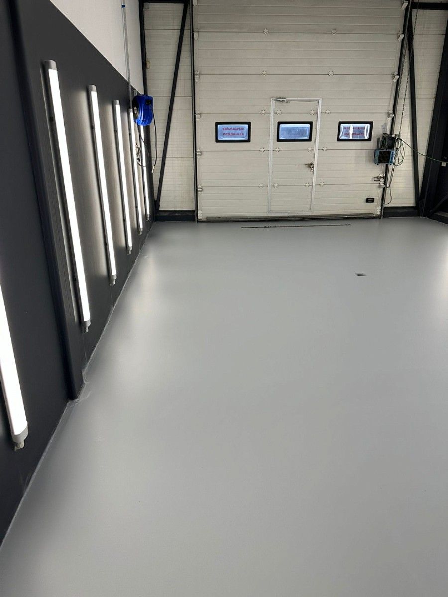 Epoksīda grīdas pārklājums ar krāsainajām pārslām