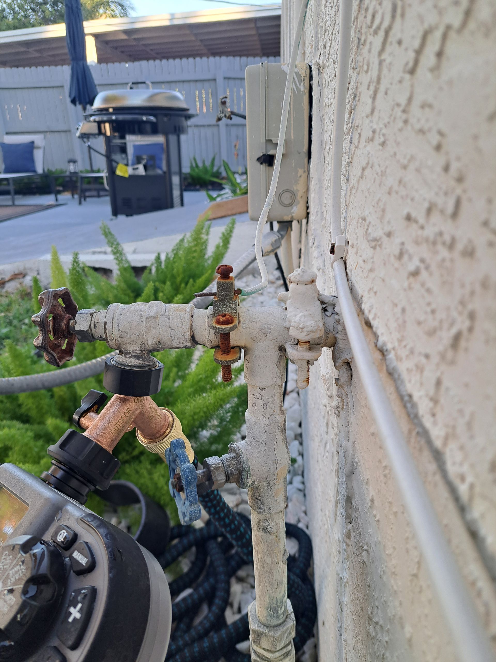 A close up of a water pipe on the side of a building.