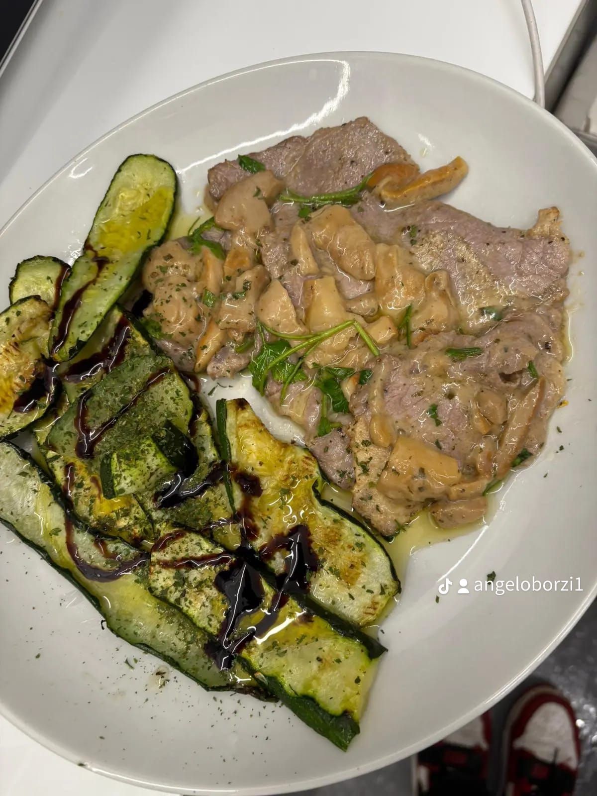 scaloppine con funghi e zucchine grigliate
