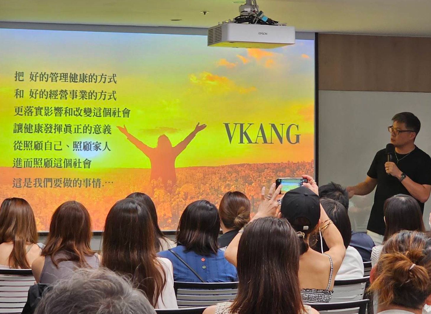 微康事業機會評價:負債八百萬、瀕臨憂鬱後的人生奇蹟:潤中如何在微康找到真實的機會與改變-在微康,你會發現最動人的風景,不是賺了多少錢,而是幫助了多少人重拾健康與笑容。當你專注在「助人」這件事上,財富真的就只是跟隨而來的禮物。 在這裡,成功無關你的學歷、背景,只關乎你願不願意學習和改變。