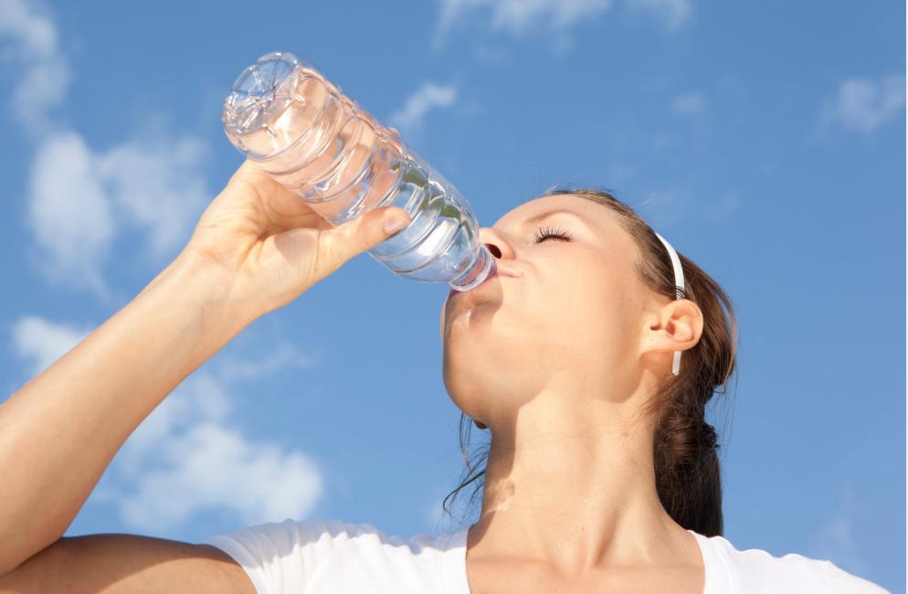 【CNFCD學員QA時間】:為什麼我喝這麼多水,體脂秤上的水分還是不達標-水分留不住的關鍵:電解質平衡。當你大量飲水,卻沒有適時補充必要元素時,體內的電解質濃度會被稀釋。
身體的反應: 為了維持恆定,大腦會啟動排水機制。這就是為什麼你一直跑廁所,但細胞卻依然渴求水分。