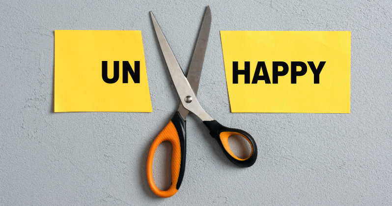 剪刀正在剪掉UNHAPPY前面的UN字樣,視覺化呈現透過MMT天賦合盤找到對頻工作環境後,從職場能量耗竭走向順暢流動的心境轉折。