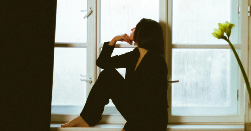 溫暖金色光線灑落的自然場景,象徵清除木馬程式後能量自然流動、允許已完成的未來落地,MMT天賦文章的溫暖收尾意象。