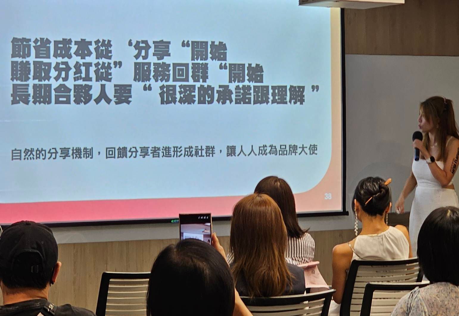 「微康不只是一個體態調整的方案,它更是一個『低門檻、輕資產』的創業平台。」(微康事業機會)這個制度最厲害的地方在於,它創造了一個「共好」的環境。因為大家共享營業額,所以每個人都巴不得把所有會的都教給夥伴,讓整個體系一起成長。