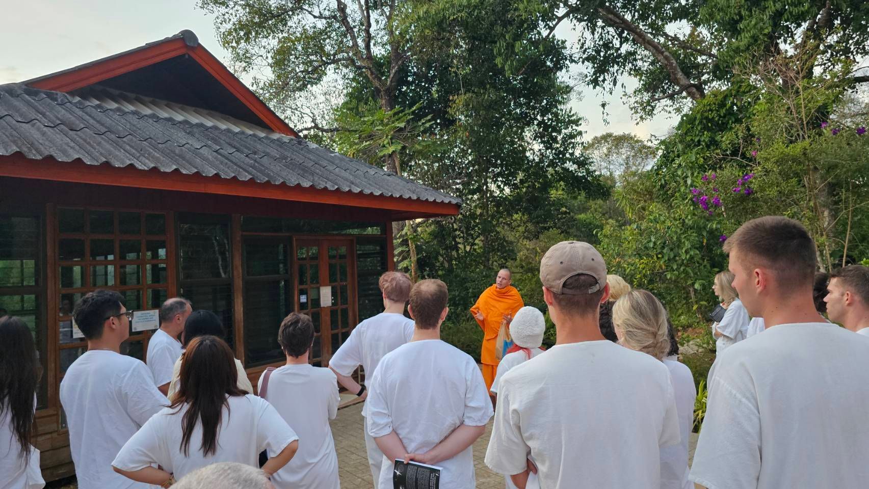 在清邁森林冥想 72 小時後，我對「商業模式」有了全新的體悟 [ 清邁 PAPAE MEDITATION RETREAT ] -在觀光盛行的城市待久了，內心會有一種渴望：想要撥開外在的喧囂，徹底回歸內在。於是，我毫不猶豫地預約了三天的行程，前往 Pa Pae Meditation Retreat。
