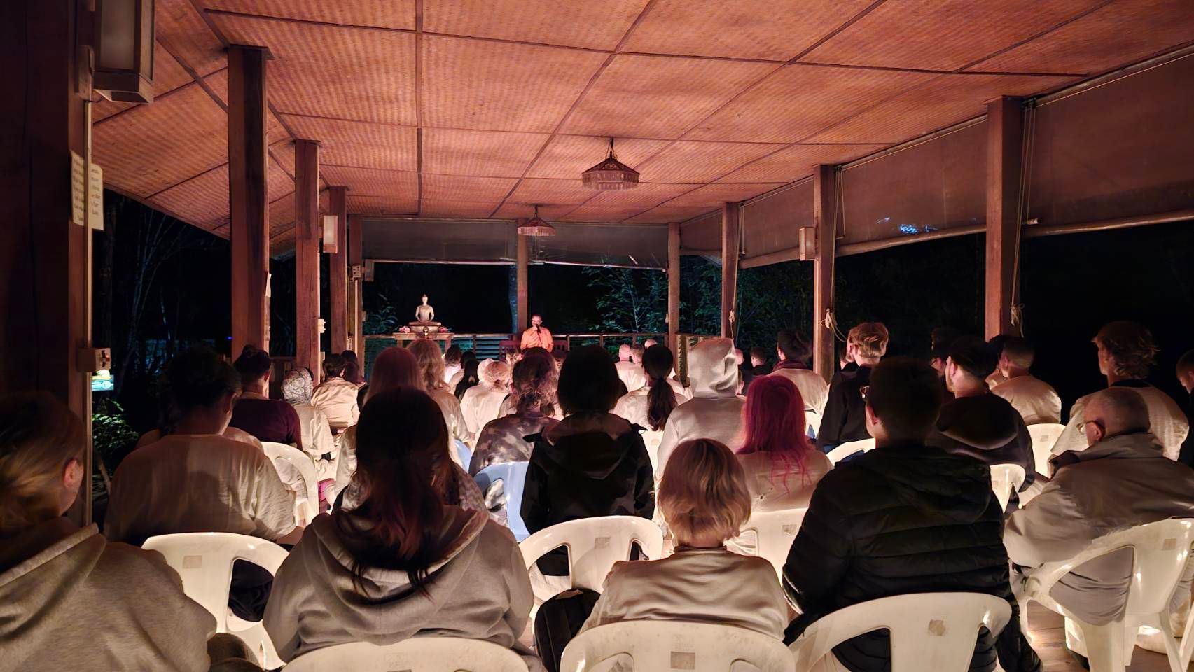 在清邁森林冥想 72 小時後，我對「商業模式」有了全新的體悟 [ 清邁 PAPAE MEDITATION RETREAT ] -上山的路程一個多小時，沿途我看見當地居民與孩子天真爛漫的笑容。他們的生活物資並不富裕，但那種純粹的快樂，好像在提醒我：「人其實需要的不多，但你現在快樂嗎？」
