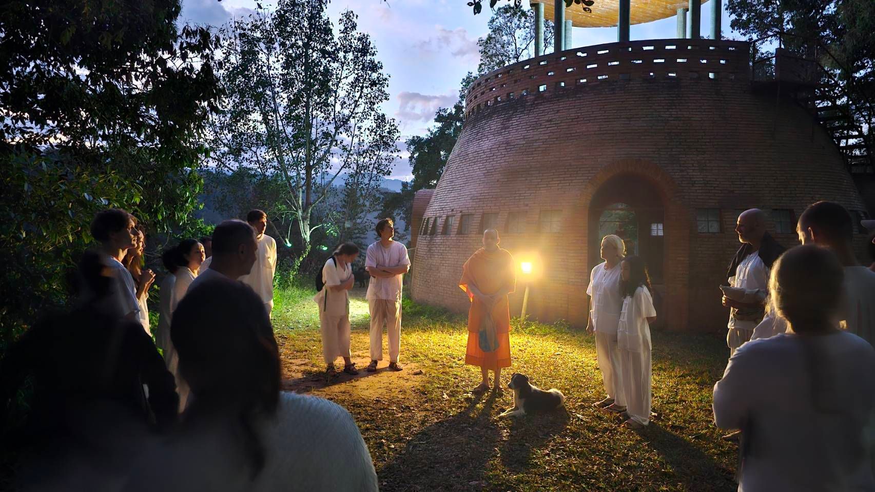 在清邁森林冥想 72 小時後，我對「商業模式」有了全新的體悟 [ 清邁 PAPAE MEDITATION RETREAT ] -帶著這份坦然，我交出手機，走進了雲霧繚繞的森林。而這 72 小時有意識的「強制關機」，讓我對目前這份健康事業與商業邏輯，有了翻天覆地的體悟。