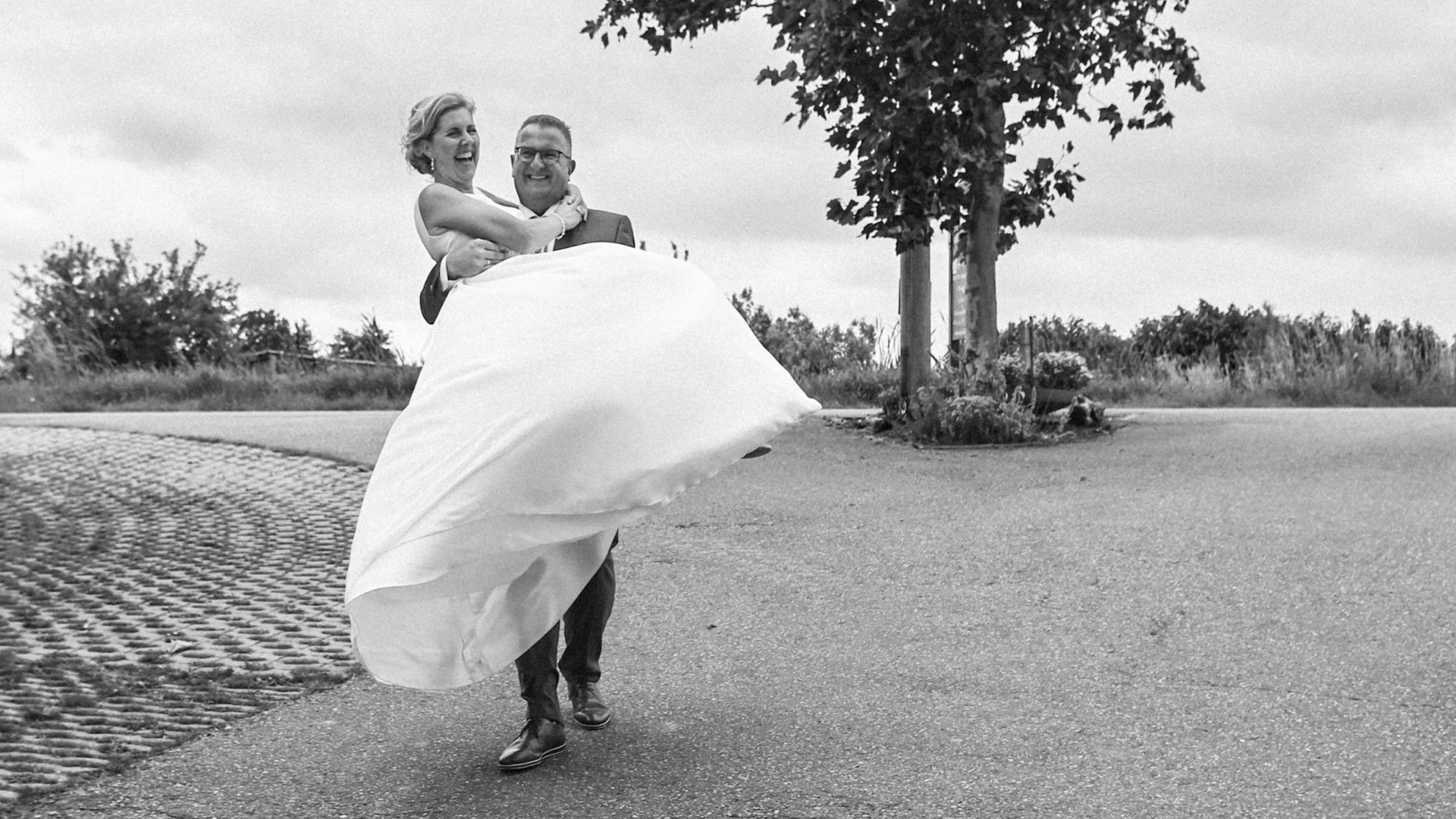 bruidegom met bruid in zijn armen