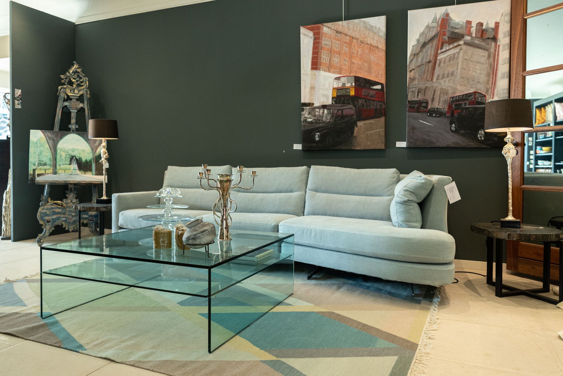 Een woonkamer met een bank en een glazen salontafel