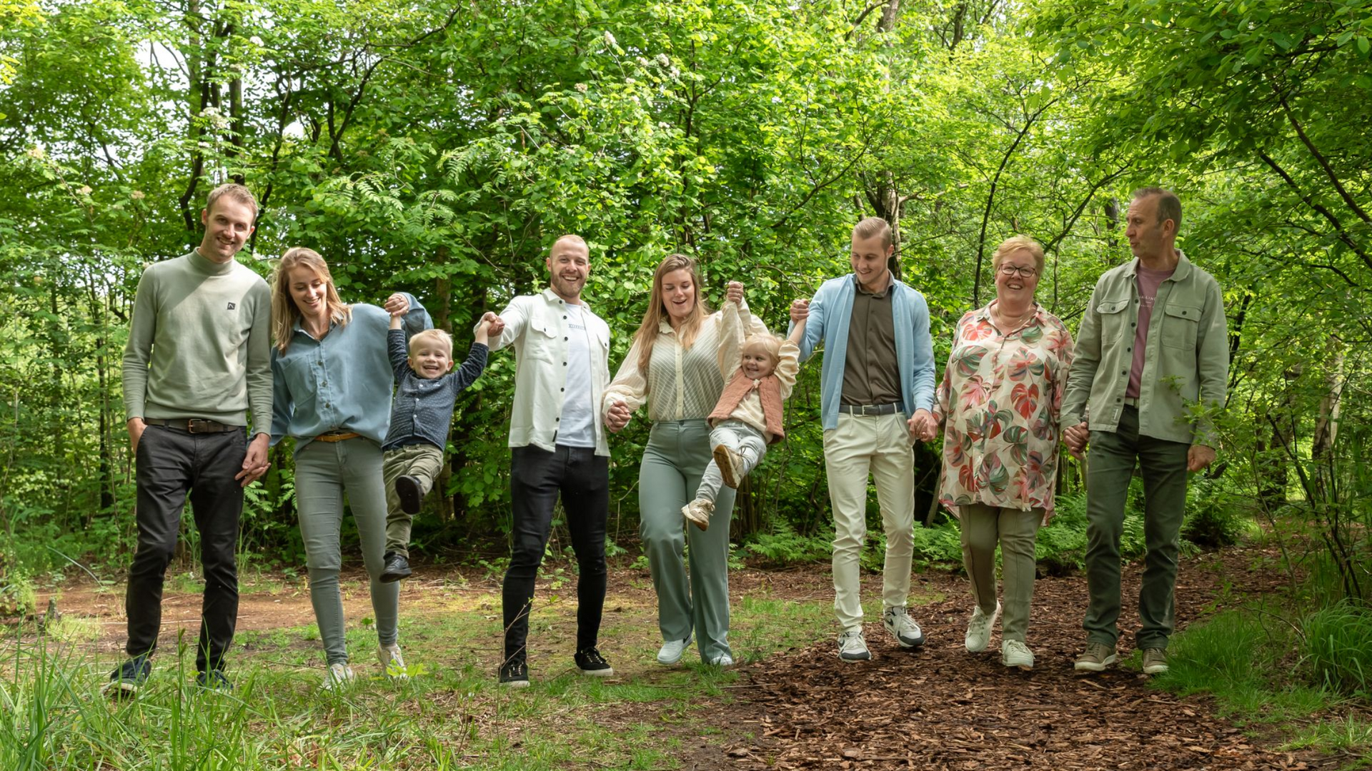 broer fluistert zus in oor