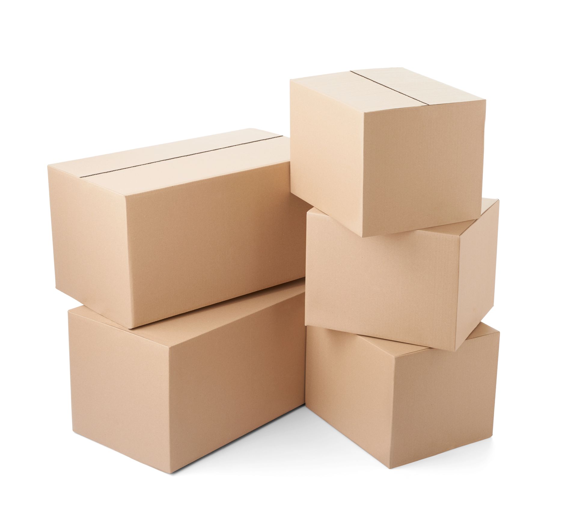 Cajas de cartón apiladas sobre un fondo blanco. Las cajas son de diversos tamaños y formas.