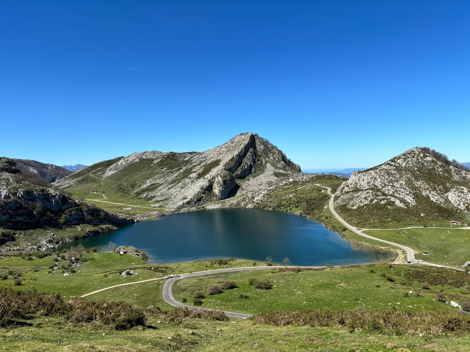 There is a lake in the middle of a mountain surrounded by mountains.