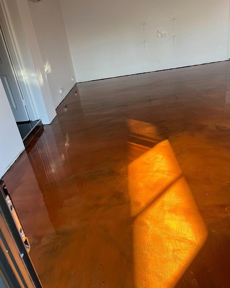 A room with a wooden floor and a lamp on it