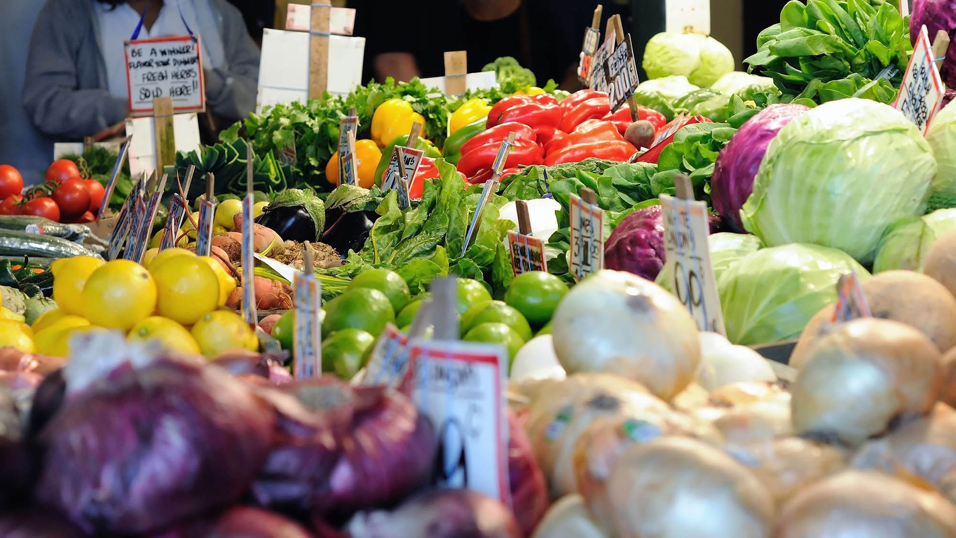 Produce photo featured in the Kukui Grove farmers market listing.