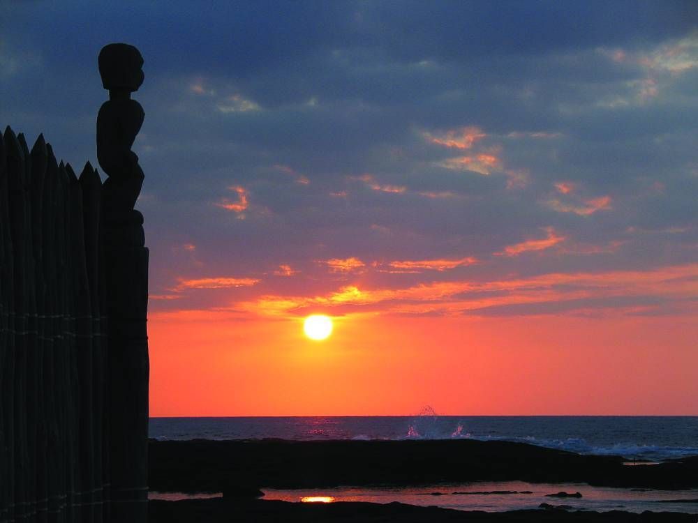 Catch the sunset at Pu‘uhonua O Hōnaunau National Historic Park