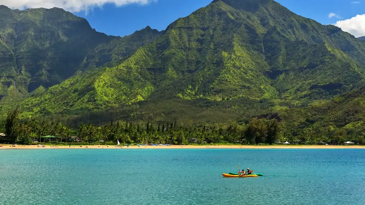 Discover kayaking and paddleboarding with This Week Hawaii.