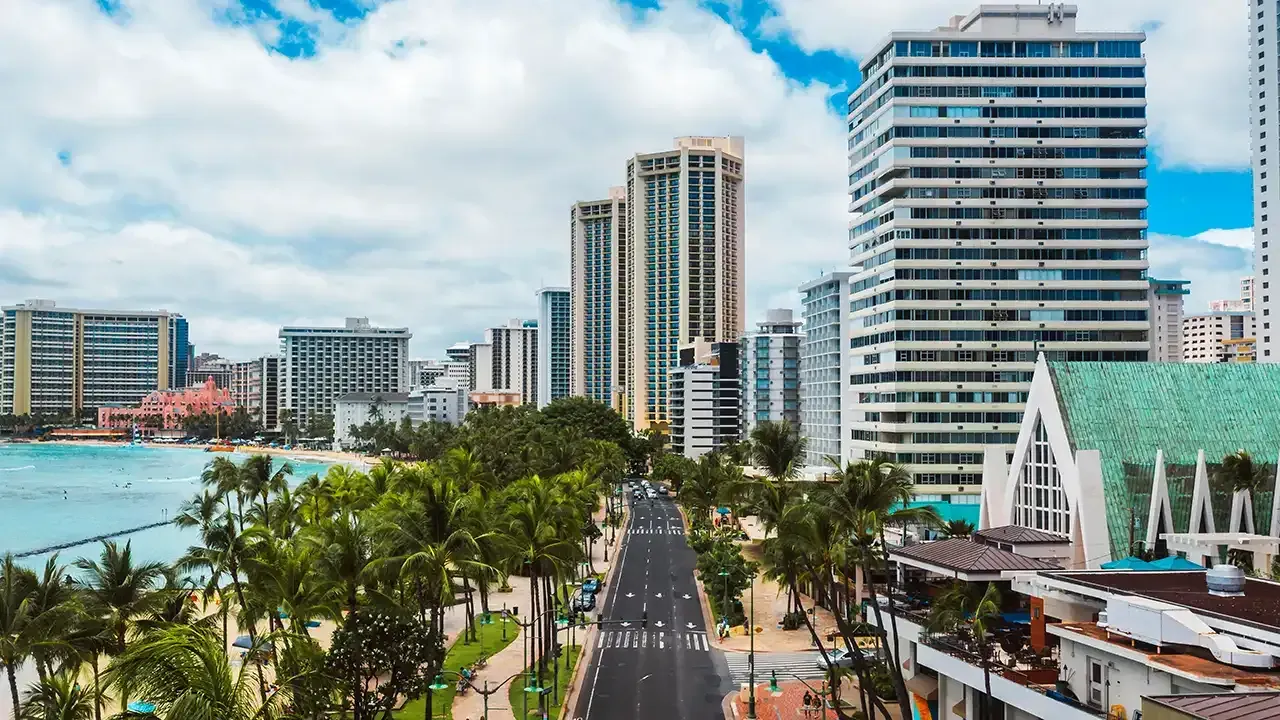 Discover the average costs of hotels and resorts in Hawaii for 2026.