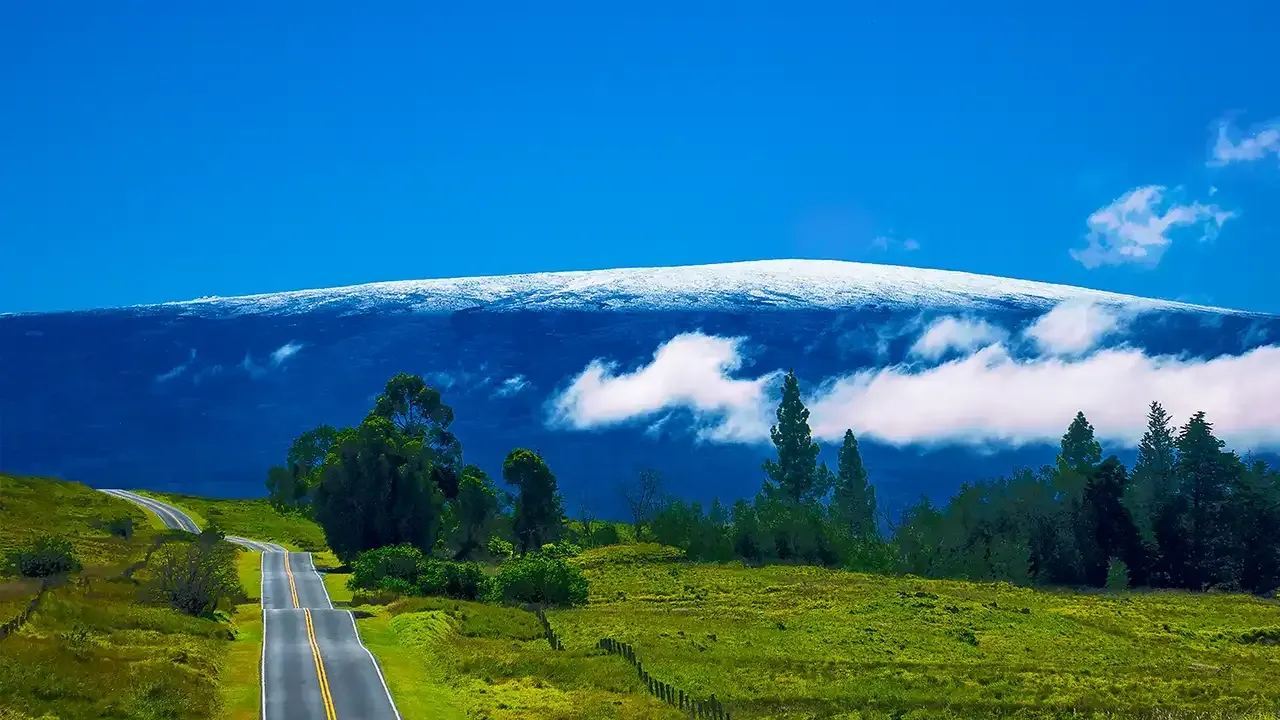 Which mountains in Hawaii get snow? Mauna Loa, pictured here, is one of the mountains on Hawaii that get snow.