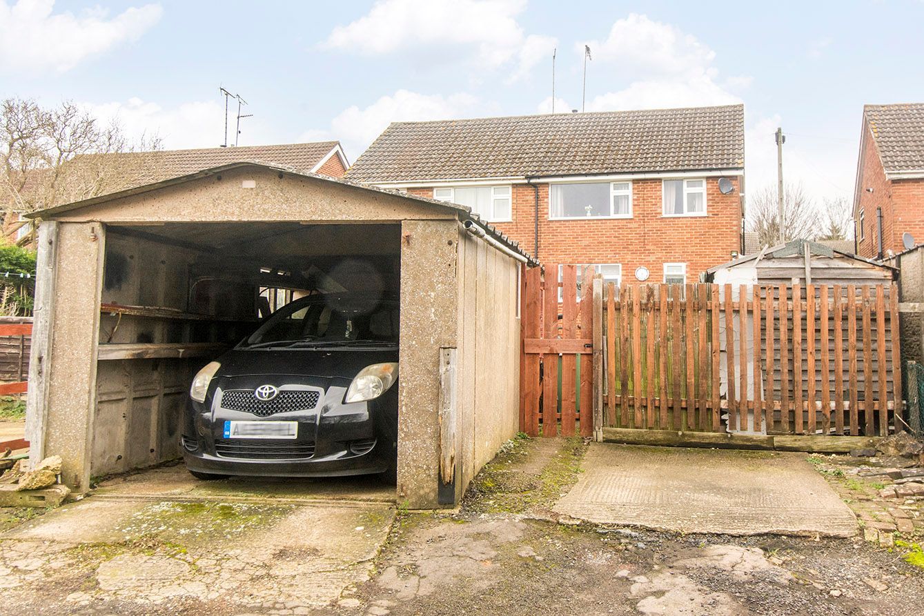 House with garage in Market Harborough LE16