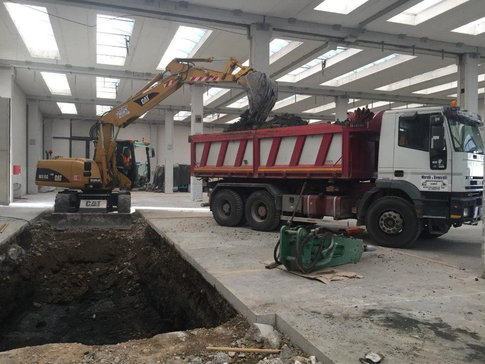 camion ed escavatrice per movimento terra a Reggio Emilia