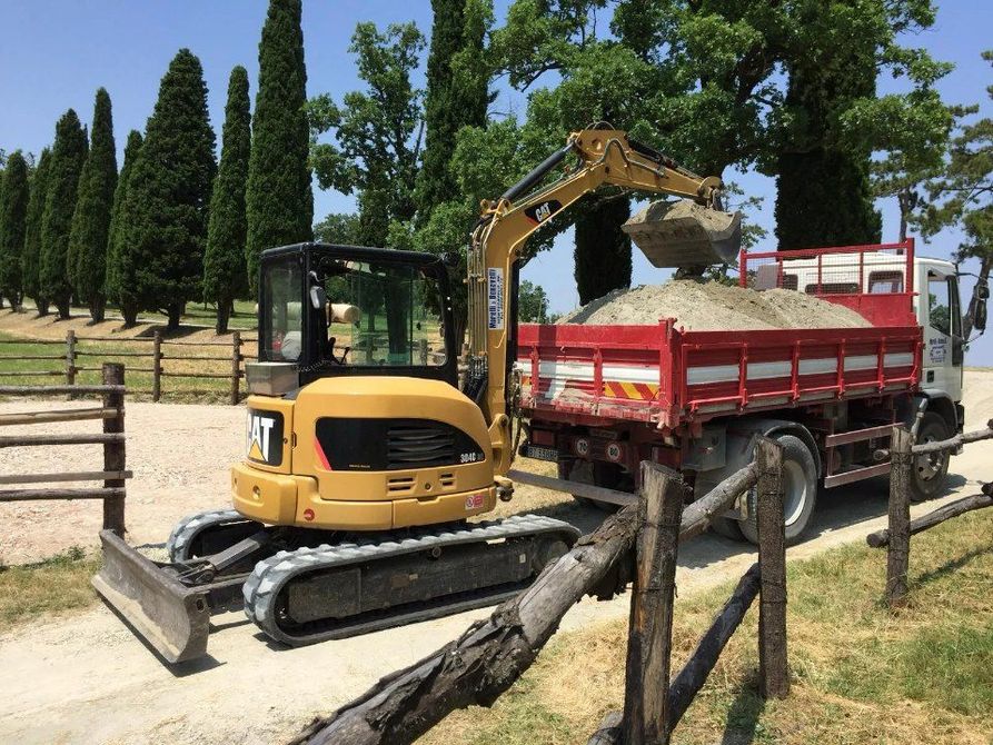 escavatrice gialla per movimento terra a Reggio Emilia