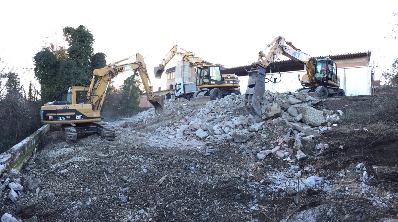 demolizioni edili a Reggio Emilia con macchine CAT