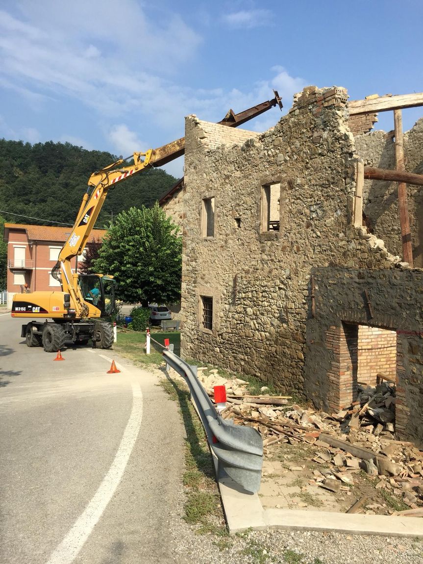 demolizioni edili a Reggio Emilia con macchina edile