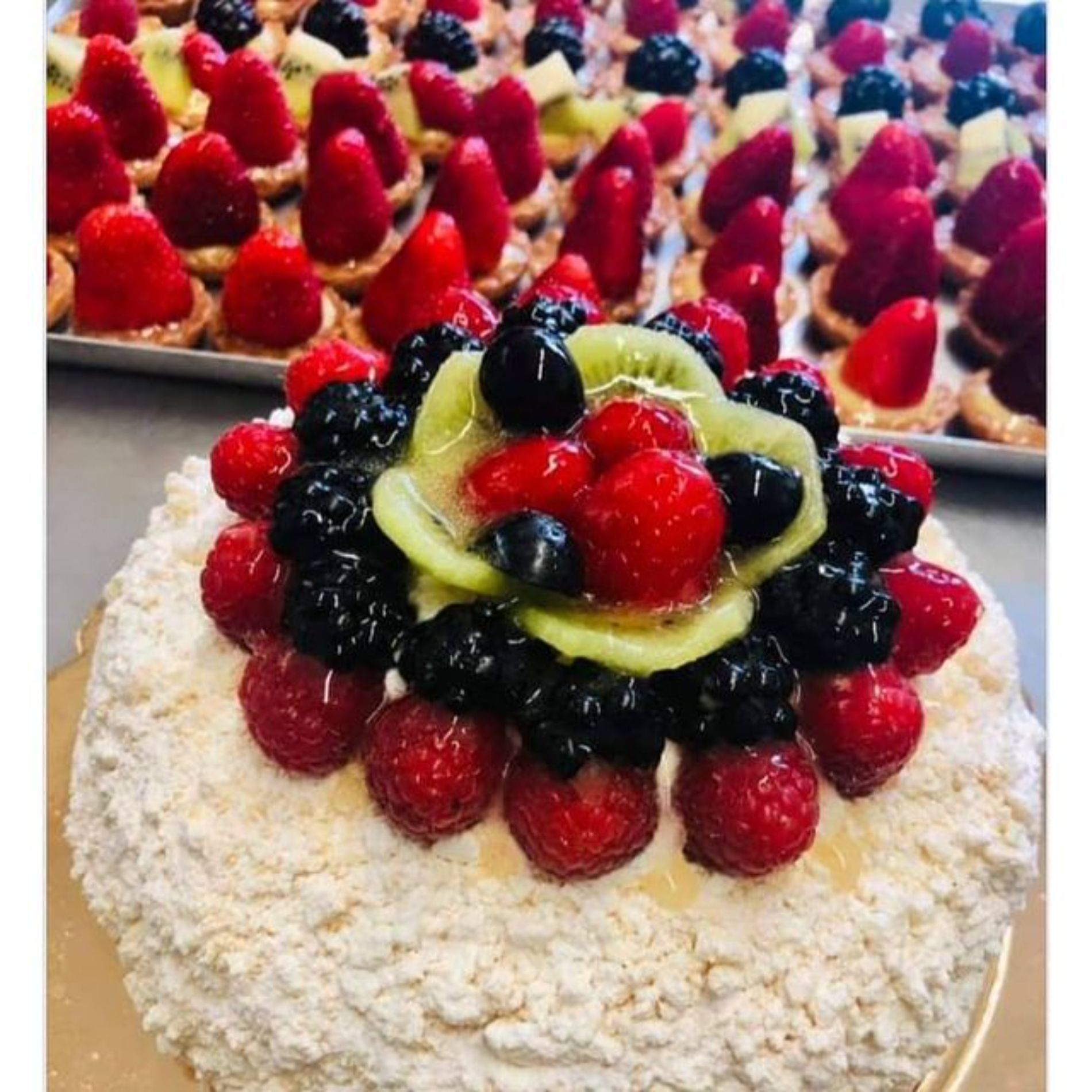 torta con panna e fragole