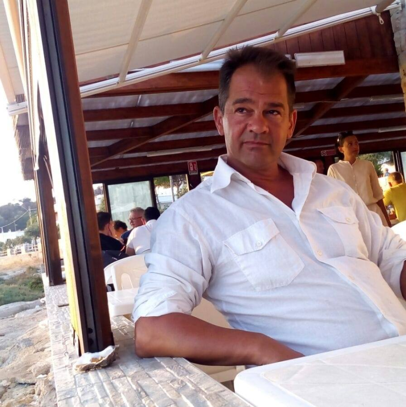 Silhouette di una persona, rappresentata da una testa circolare sopra un corpo semicircolare.