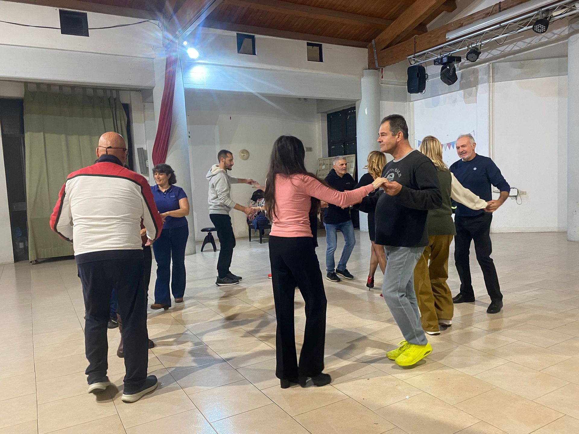 Tavolo del ristorante apparecchiato con bicchieri e vista dalla finestra, un quadro con tre vecchie foto sulla parete.
