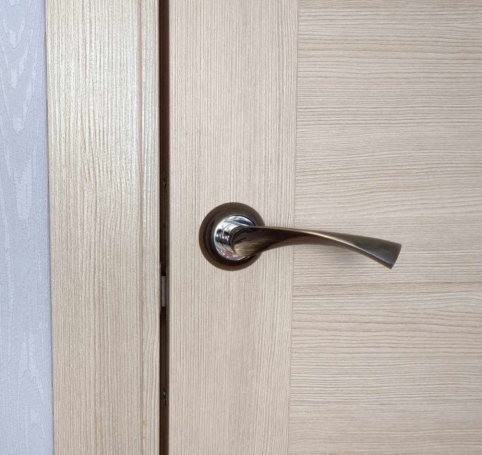 porta con serratura e maniglia personalizzata