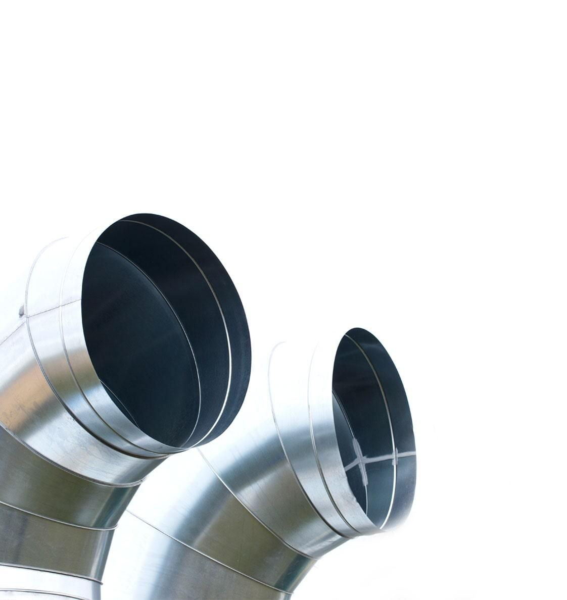Dos conductos de ventilación metálicos curvados sobre un fondo blanco.