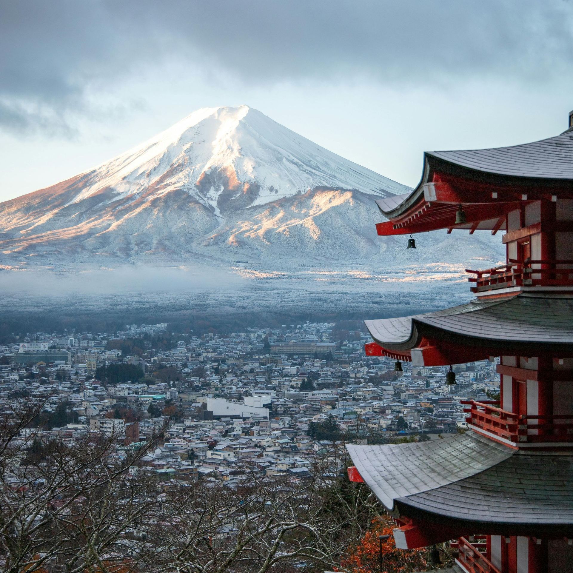 A meeting with a facilitator at work. Facilitation by expert advisers can increase productivity and output of Budget preparation meetings