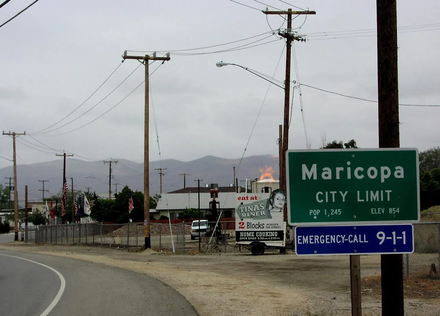 A maricopa city limit sign on the side of a road