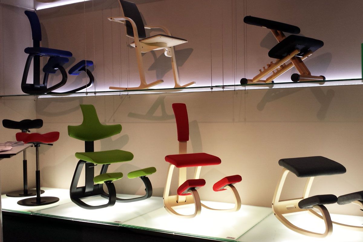 sedie nel negozio di mobili a Ravenna