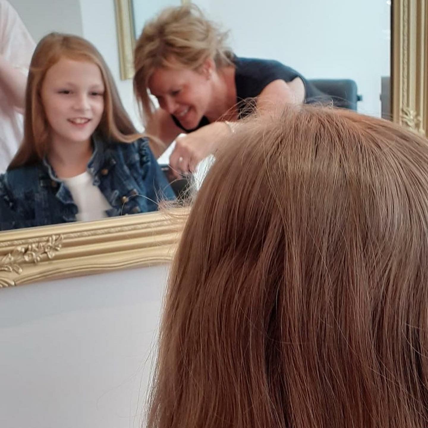 Salon 43 Jayne cutting hair