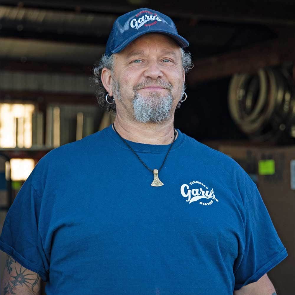 A man wearing a blue shirt with the word garia on it