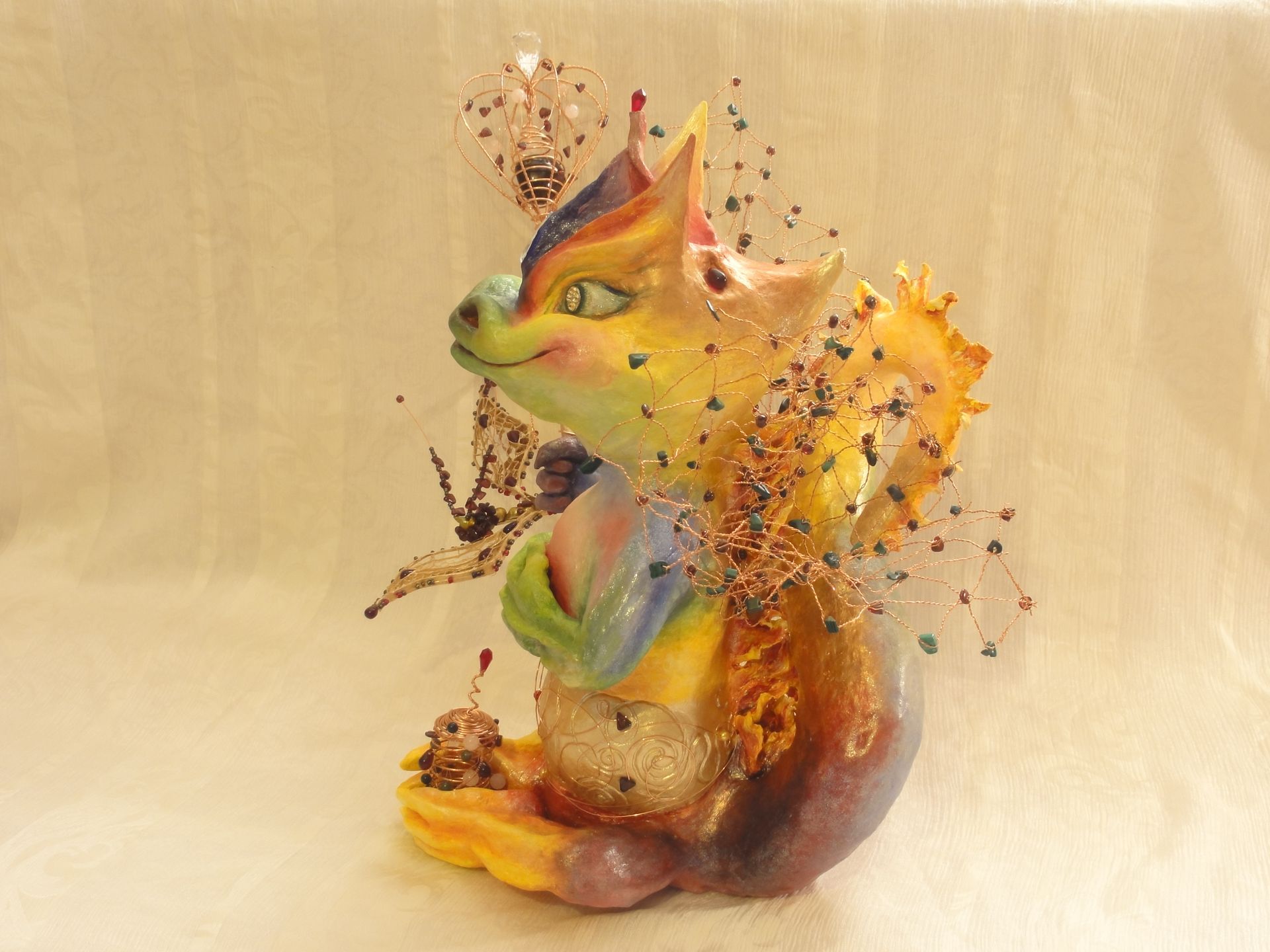 Eine farbenfrohe Statue eines Drachen mit einem Zepter