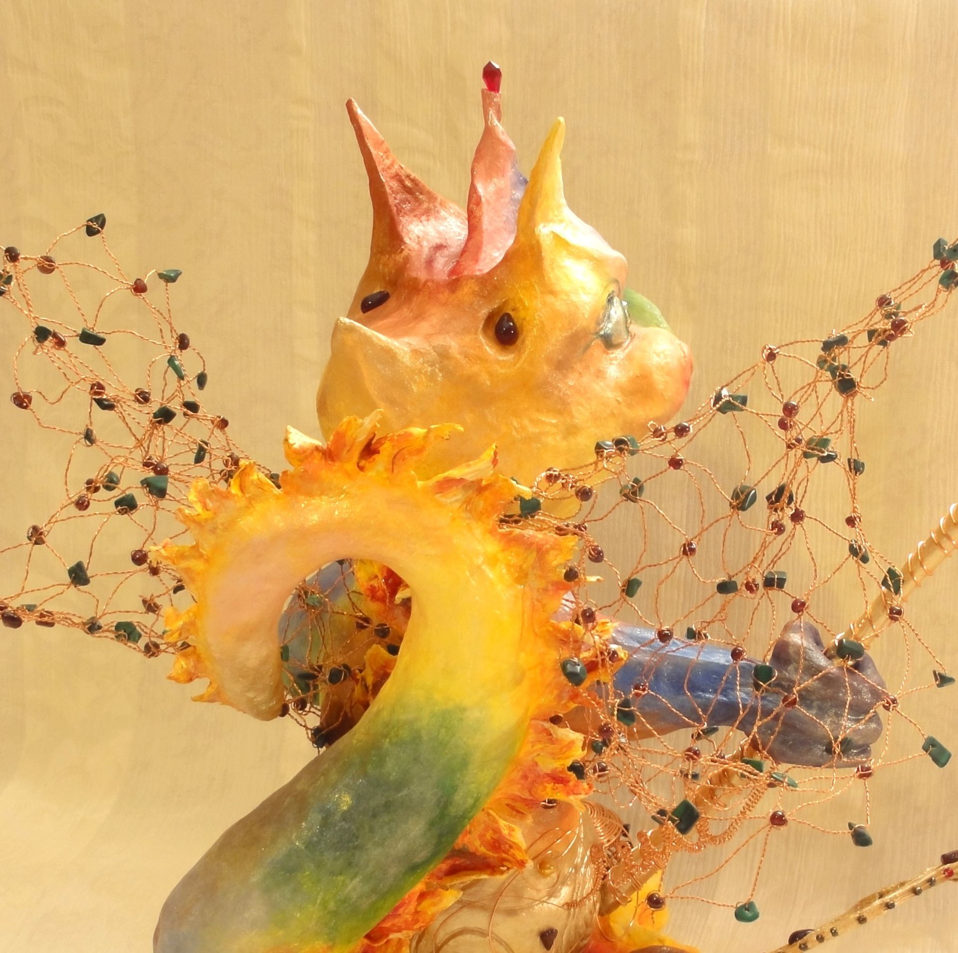Eine Statue eines Drachen mit Flügeln aus einem Netz