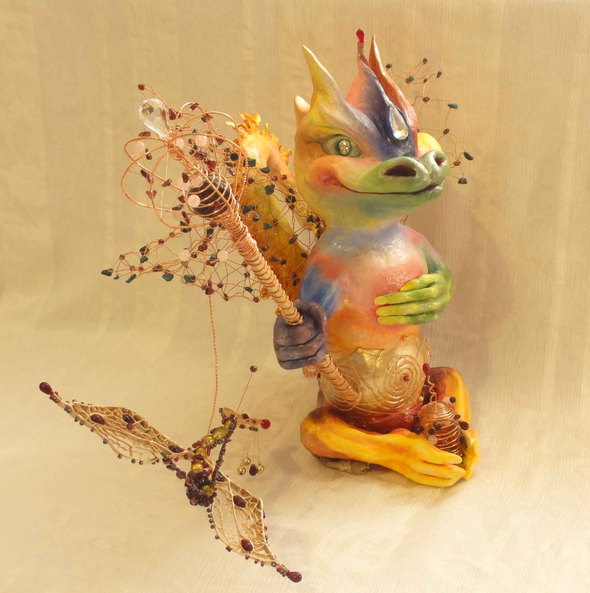 Eine bunte Statue eines Drachen, der eine Phönixwesen hält