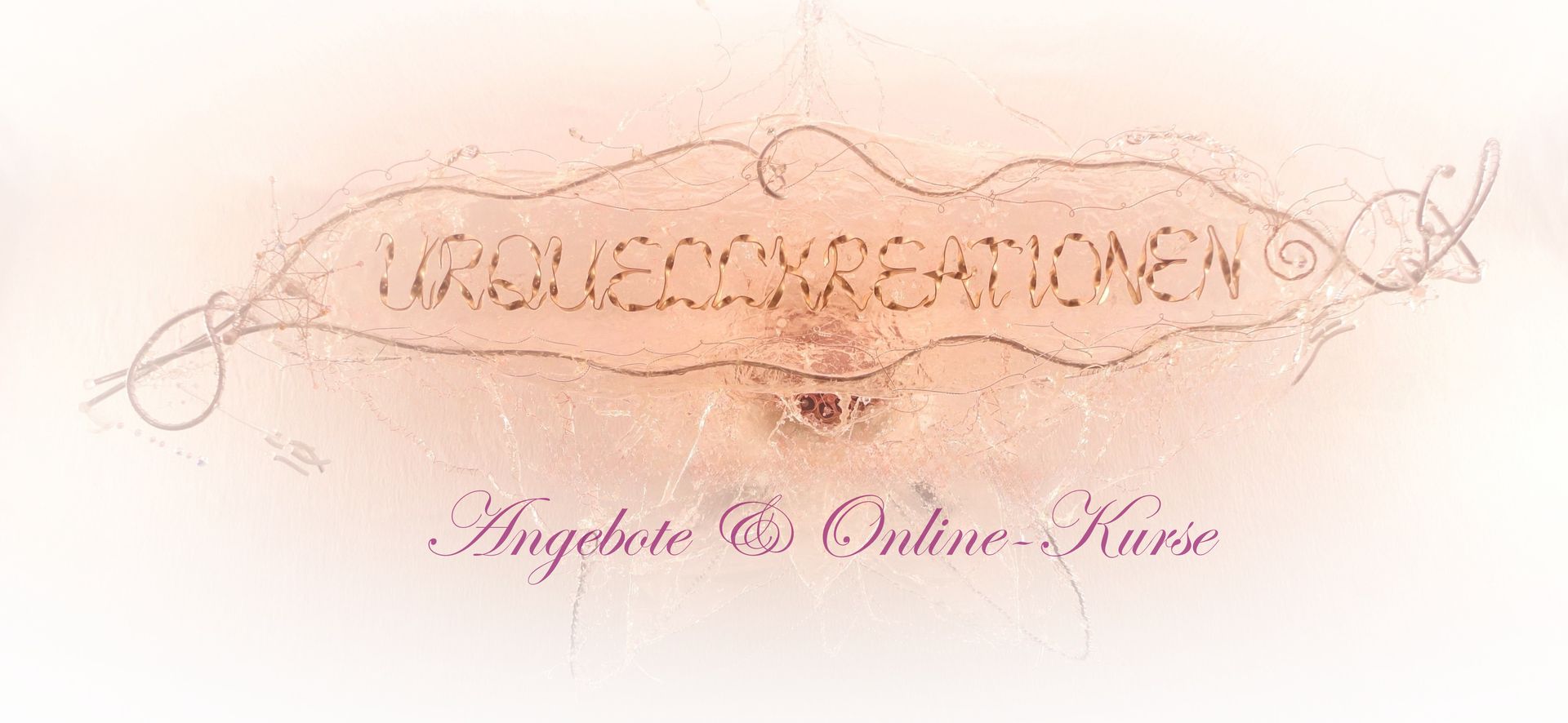 Schriftzug Urquellkreationen  auf einem transparenten Kunstwerk