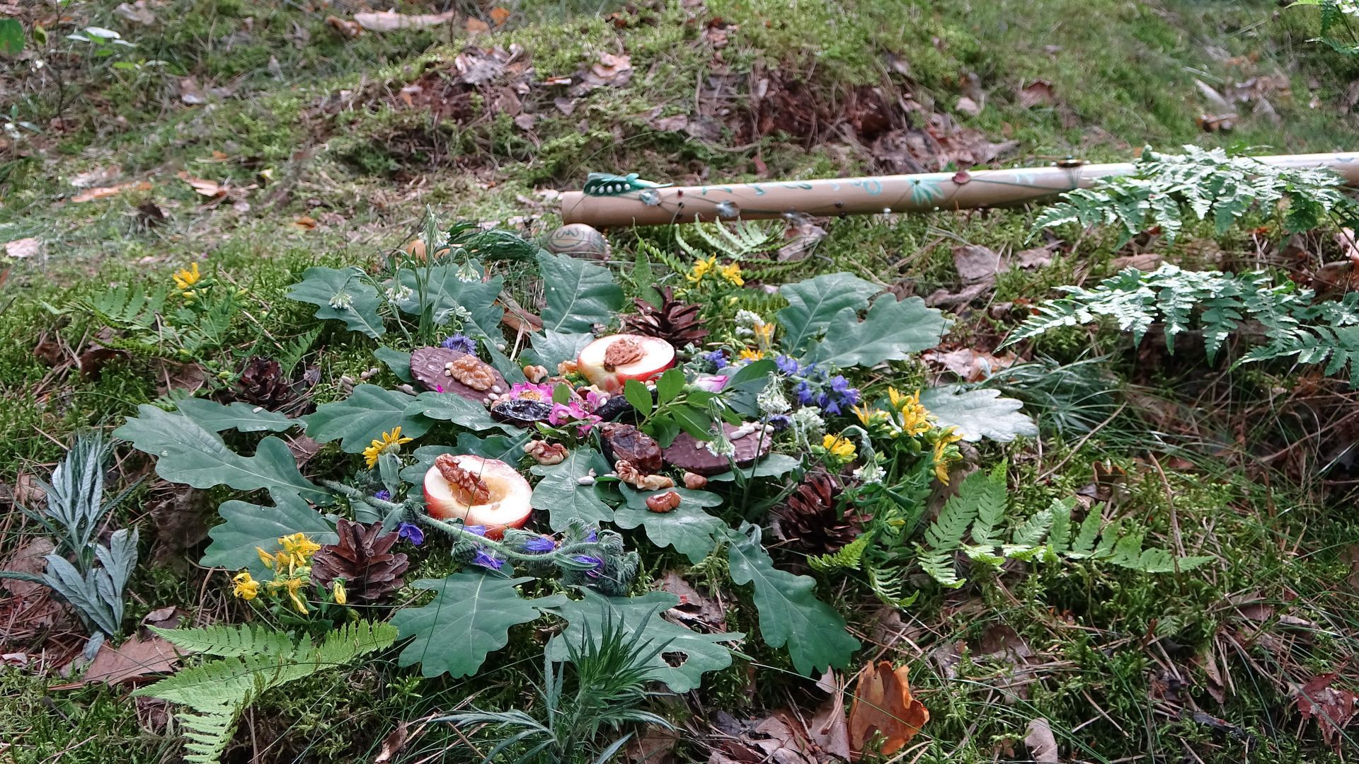 A bunch of flowers and leaves are laying on the ground