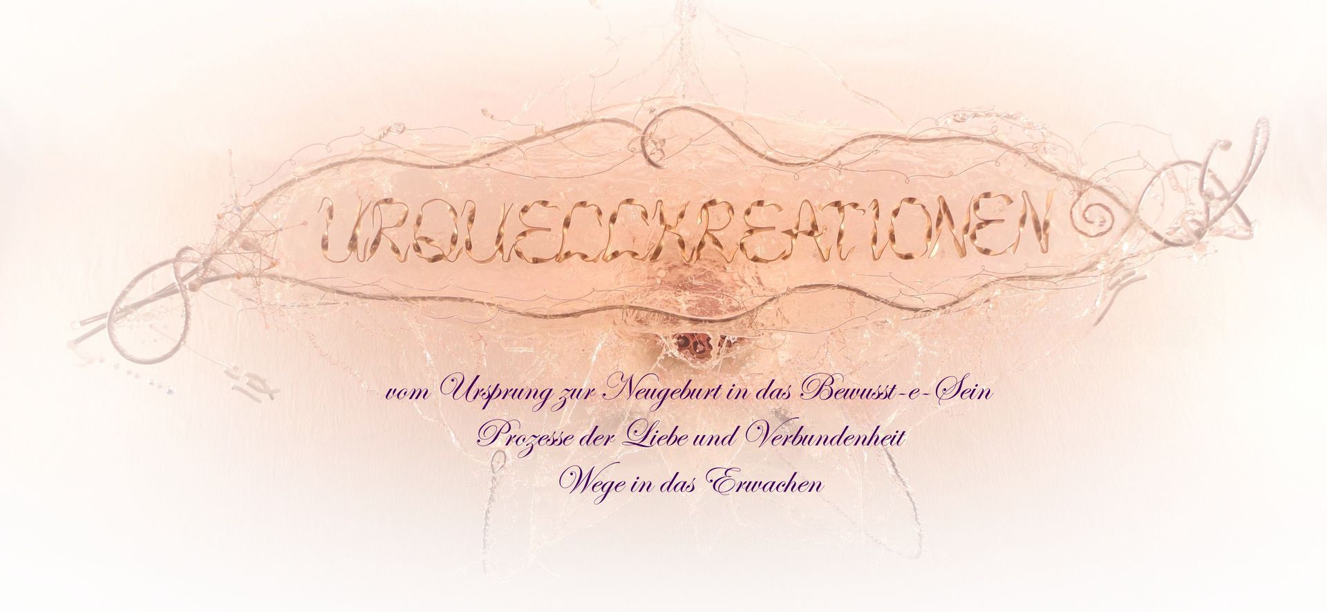 Schriftzug Urquellkreationen  auf einem transparenten Kunstwerk