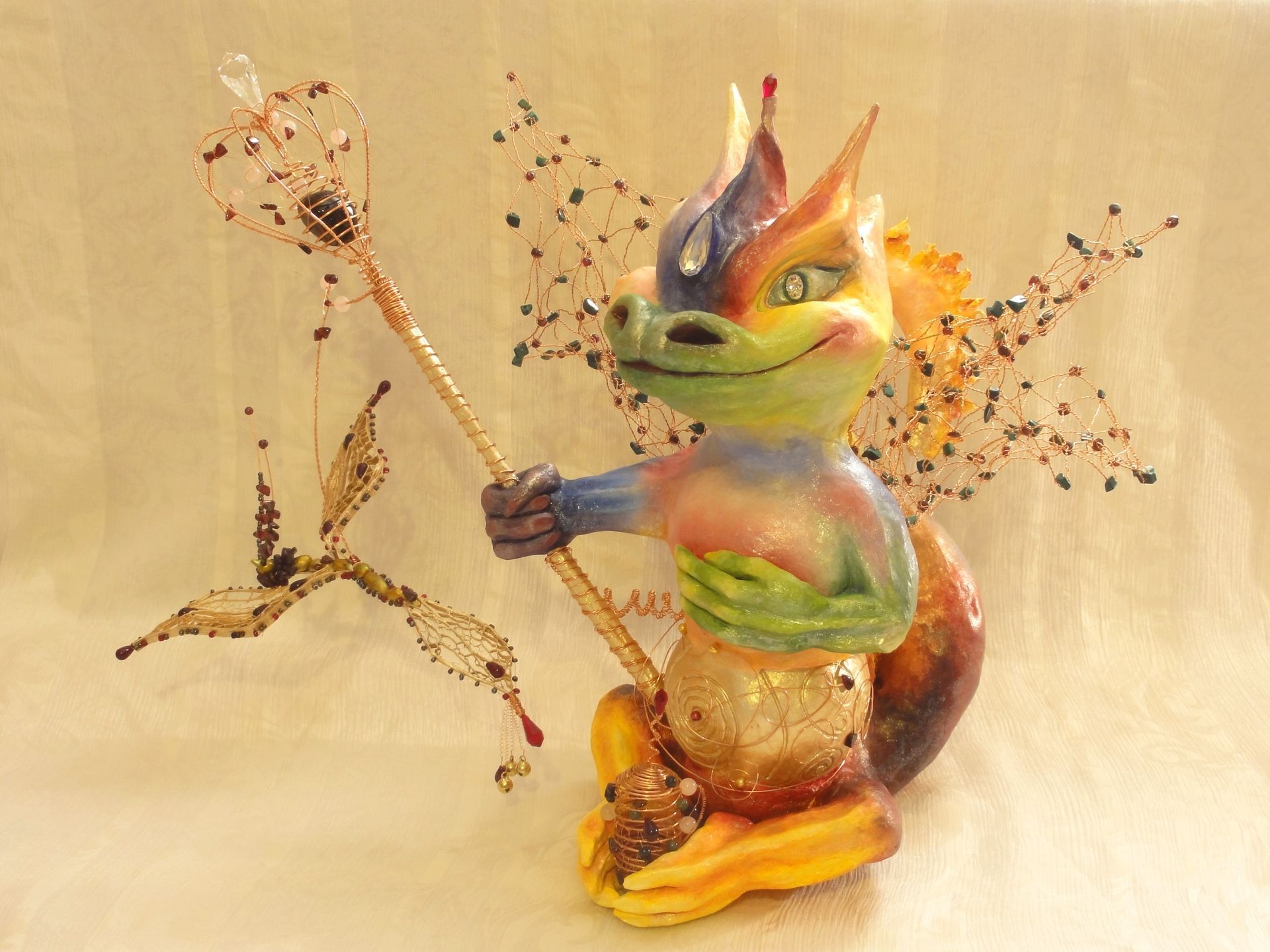 Eine bunte Figur eines Drachen mit einem Zauberstab