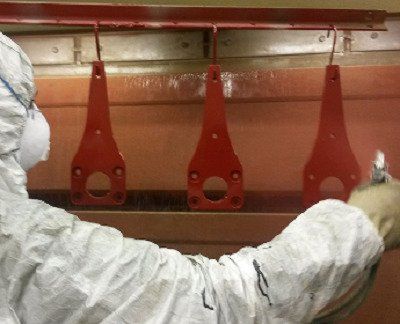 Addetto alla verniciatura con forno