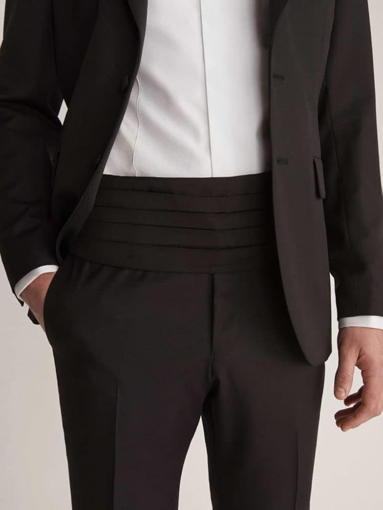 Un uomo in smoking con le mani in tasca