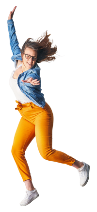 een vrouw in een spijkerjasje en een oranje broek springt in de lucht.