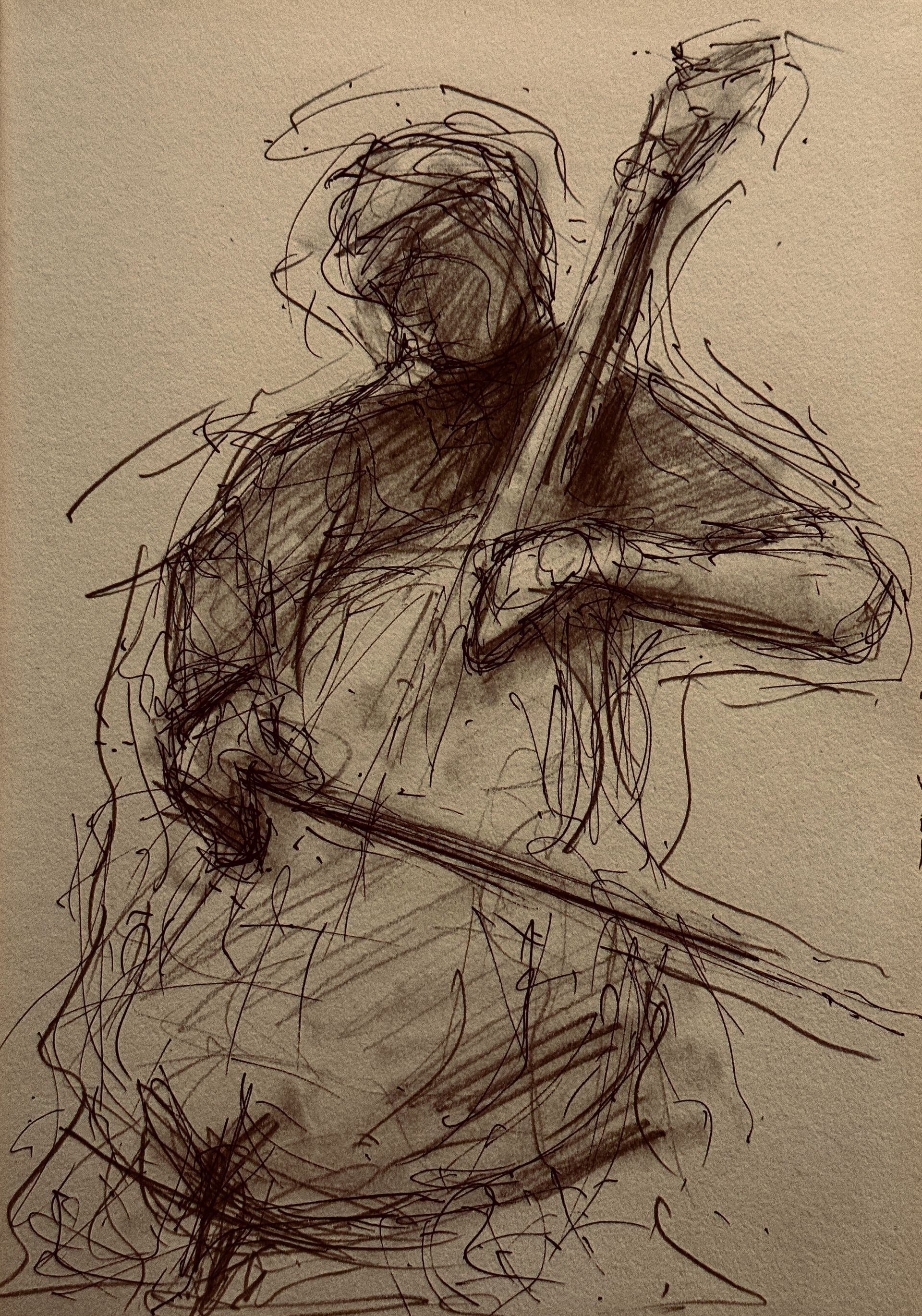 Schets van een zittende muzikant die cello speelt, getekend met donker houtskool op beige papier.